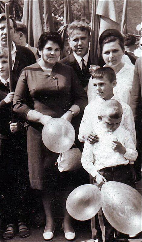 Мама на первомайской демонстрации. 1962 год - Нина Корешкова