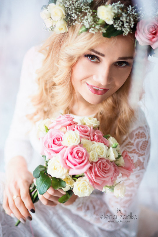 Невеста Люция с букетом цветов - Елена Задко