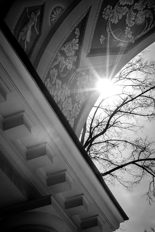 Солнце выглядывает из-за крыши беседки в парке Царицыно - Алена Зингер