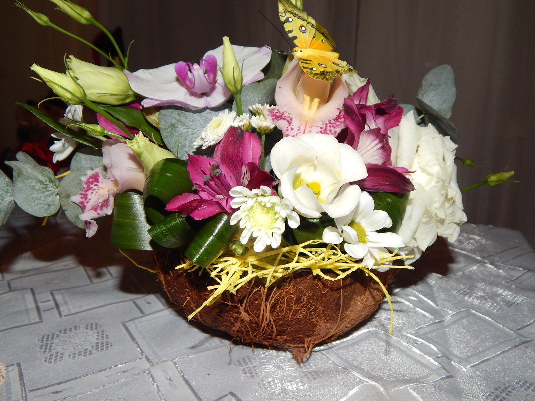 Цветочная композиция в скорлупе кокосового ореха - Лёля Совина