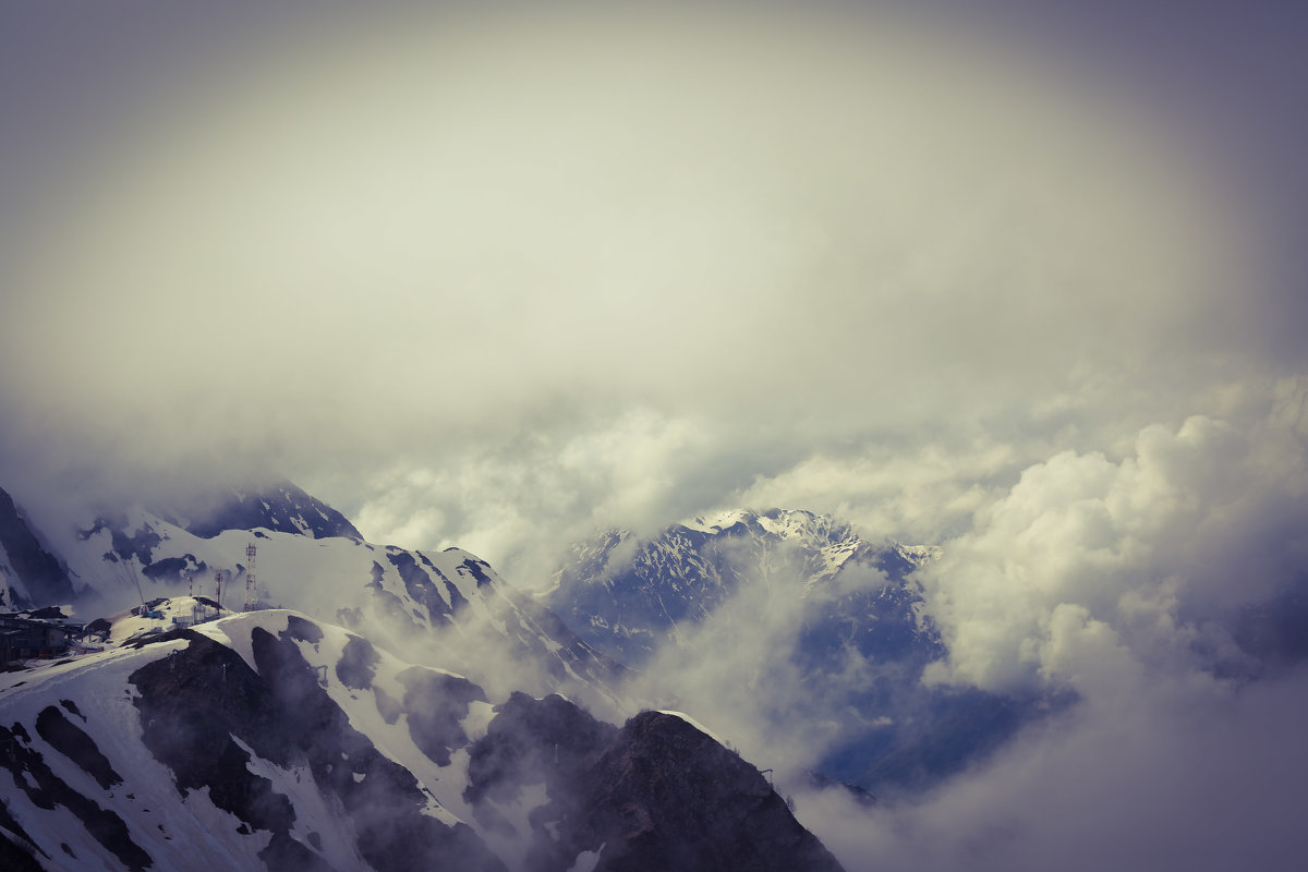 Вершины гор в пучине облаков - Елена 