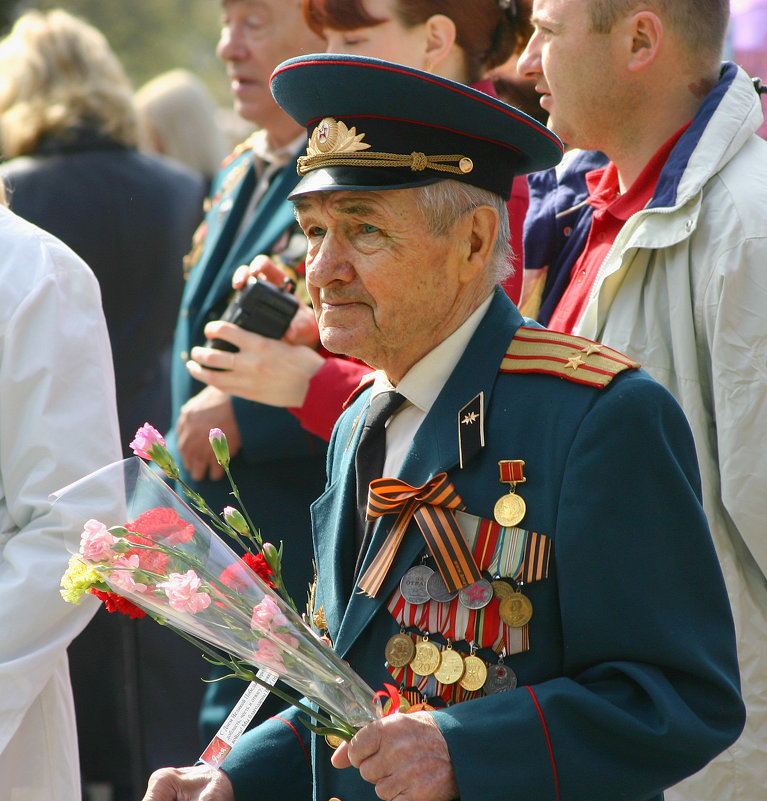 У Вечного огня. - Николай Карандашев