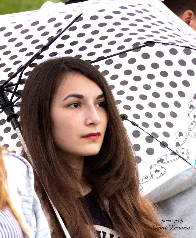 Девушка под белым зонтом в чёрный горошек. - Сергей Касимов