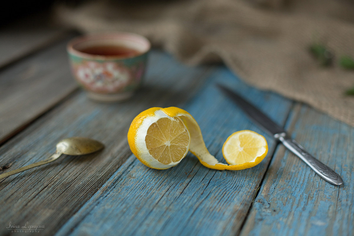 Лимон на деревянном столе - Ирина Лепнёва