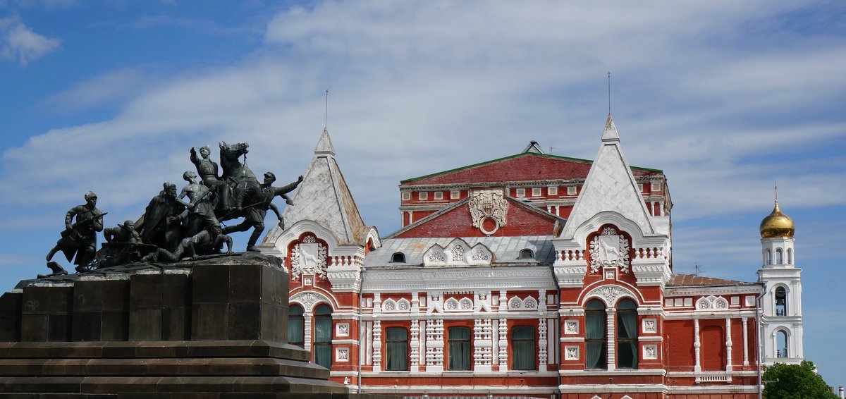 Памятник Чапаеву и драмтеатр - IURII 