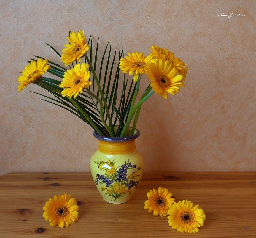 Жёлтые герберы в вазе - Nina Yudicheva