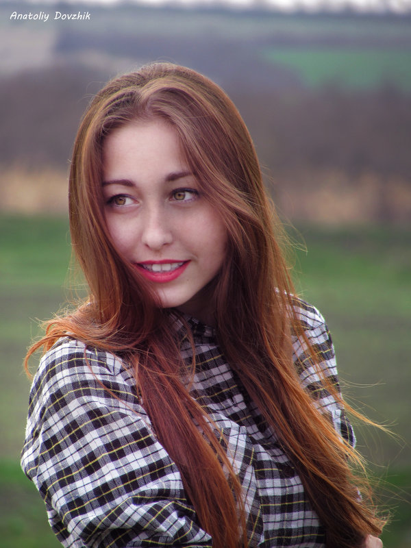 Девушка на фоне пейзажа - Anatoly Dovzhik