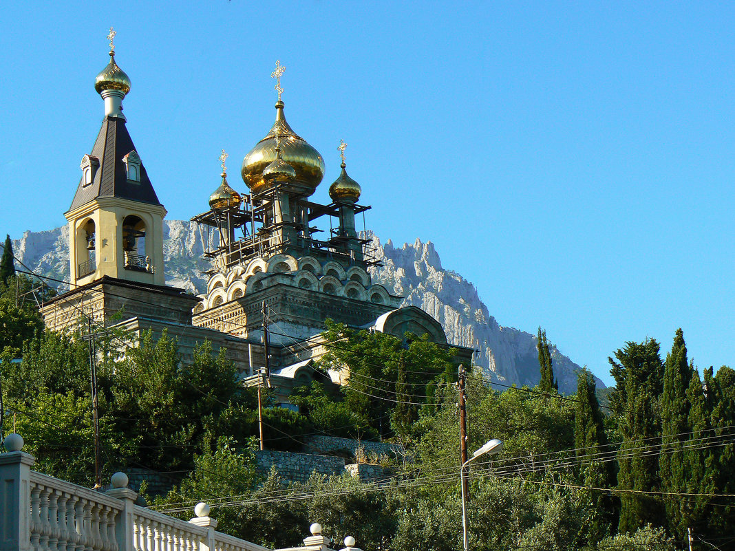 Алупка,вдали Ай-Петри - Сергей Цветков