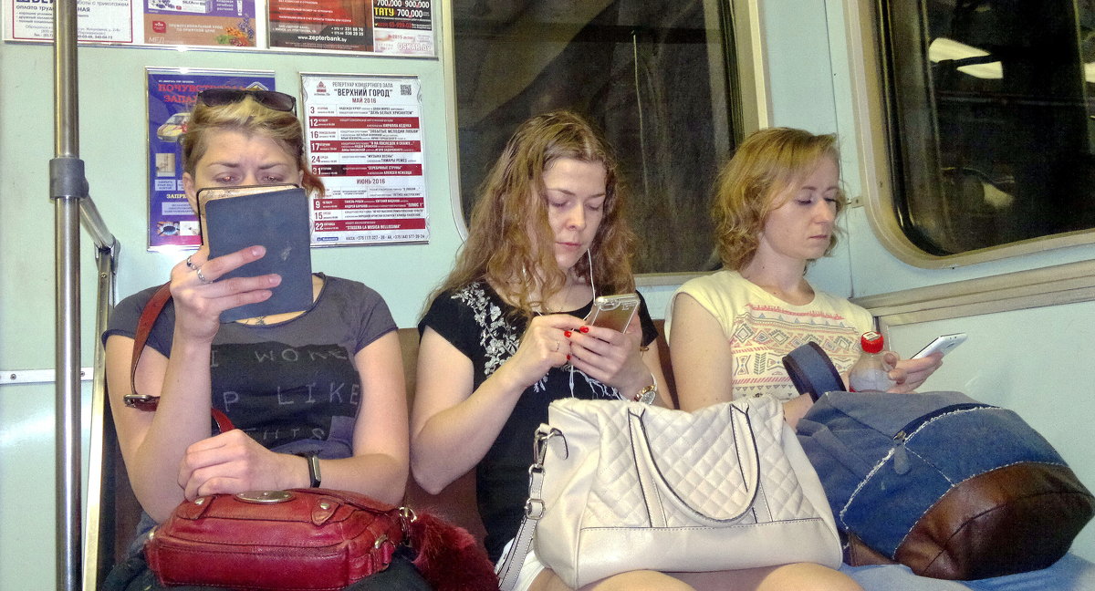 3 девицы у окна с телефоном....... до утра - yuri Zaitsev