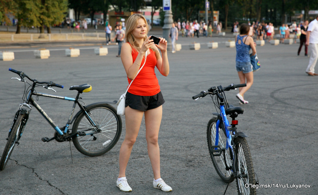девушка и велосипеды - Олег Лукьянов