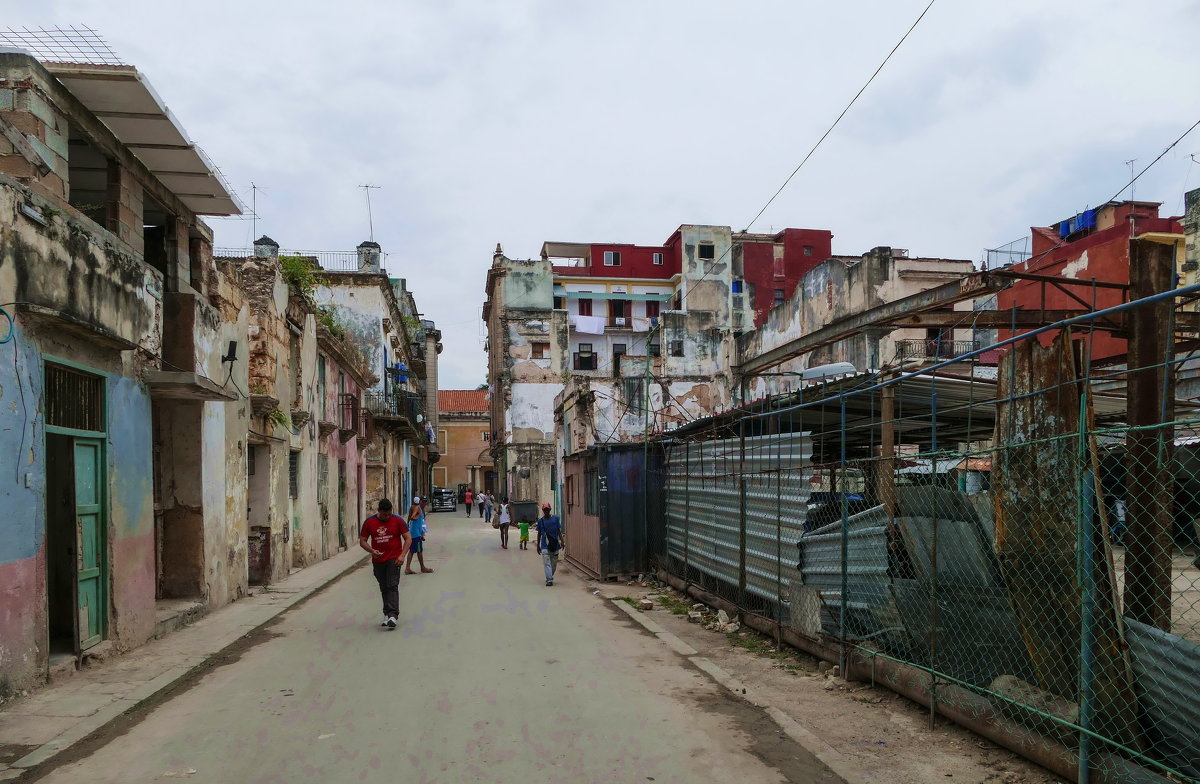 Если сбиться с тур.маршрута. Типичная улочка в Гаване (Куба) - Юрий Поляков