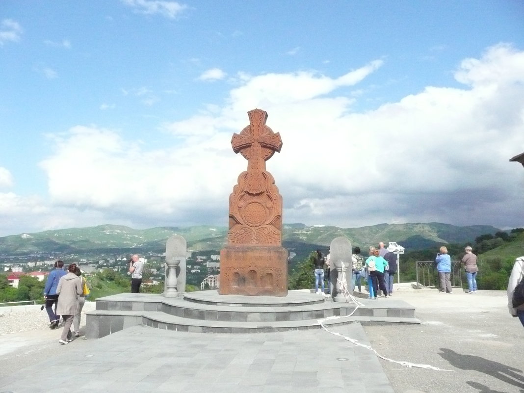 Крест возле Армянской церкви - Виктор 