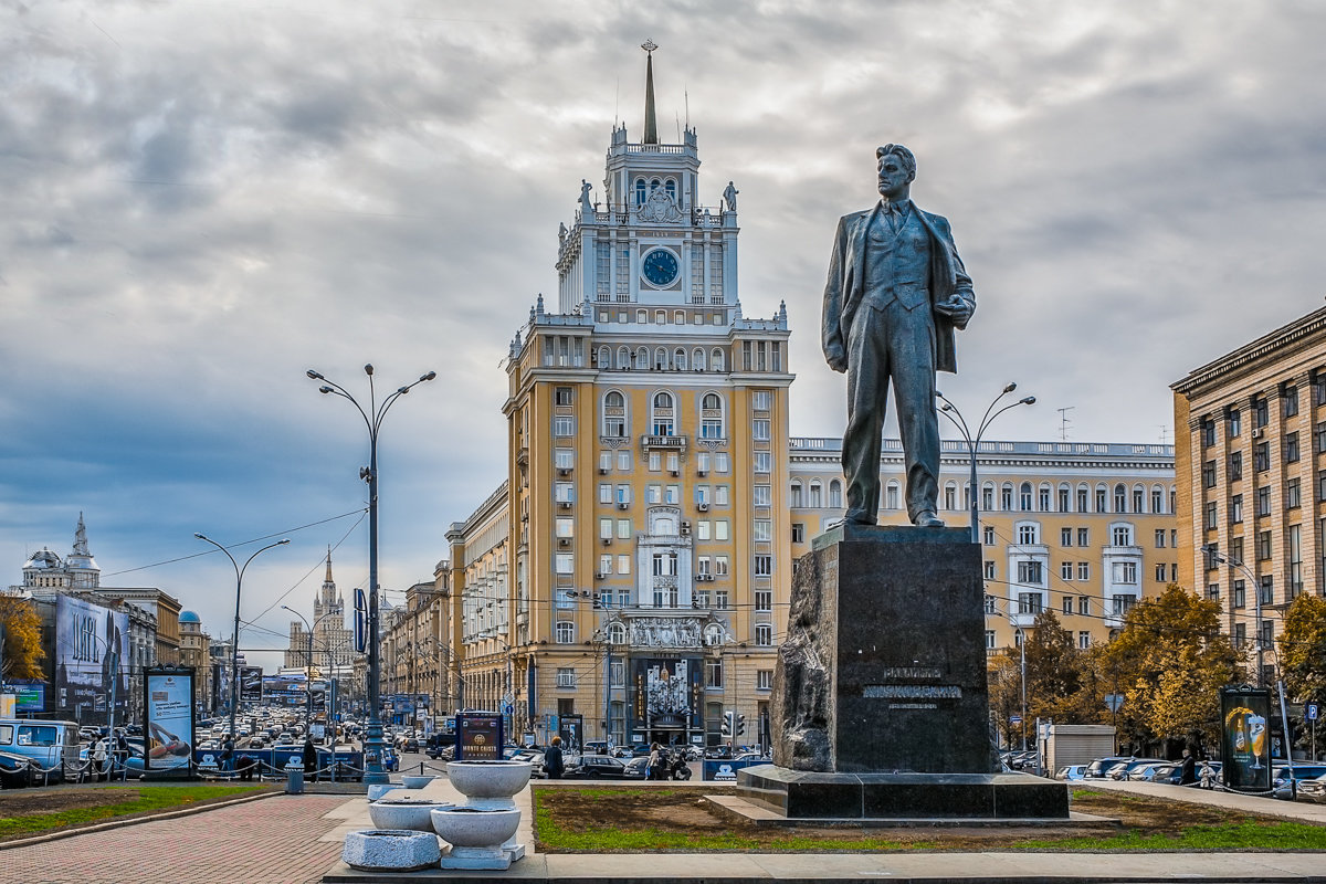 Москва. Памятник Маяковскому. - В и т а л и й .... Л а б з о'в