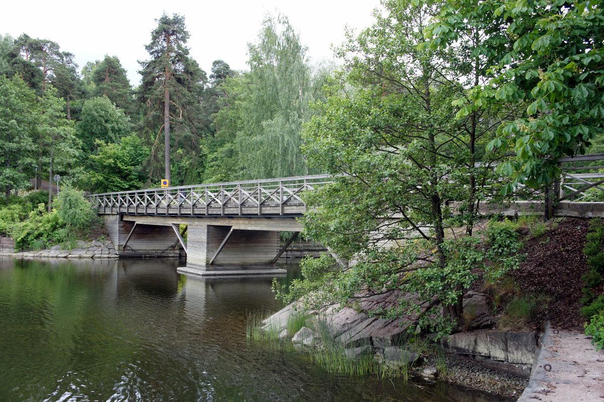 В парке несколько живописных деревянных мостиков. Это самый большой из них - Елена Павлова (Смолова)