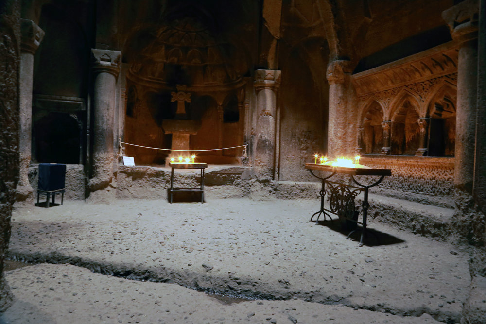 Зал в Храме в Гегарде, вырубленный в скале - Лидия кутузова