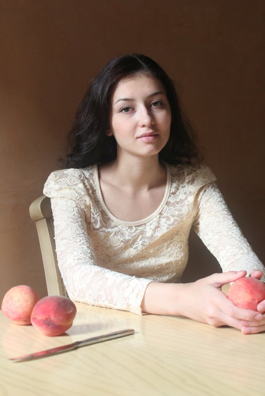 Девушка с персиками - Оксана Яремчук