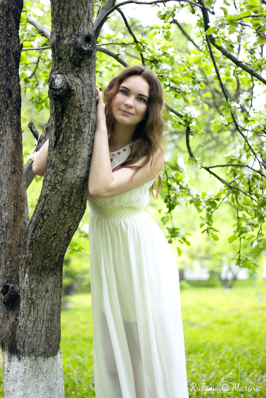 Девушка в яблоневом саду - Марина Кулымова