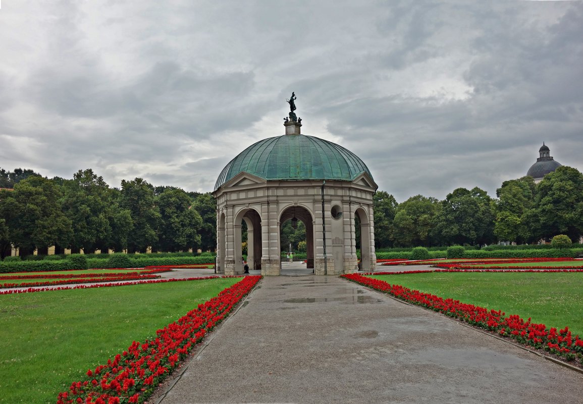 Хофгартен (нем. Hofgarten) — парк в стиле барокко в центре Мюнхена - Galina Dzubina