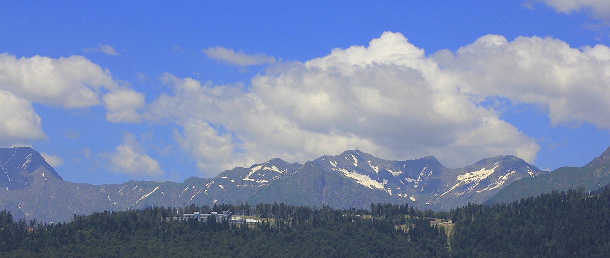 Красная Поляна в июне. Вид на Лауру с плато Роза Хутор. - Vladimir 070549 
