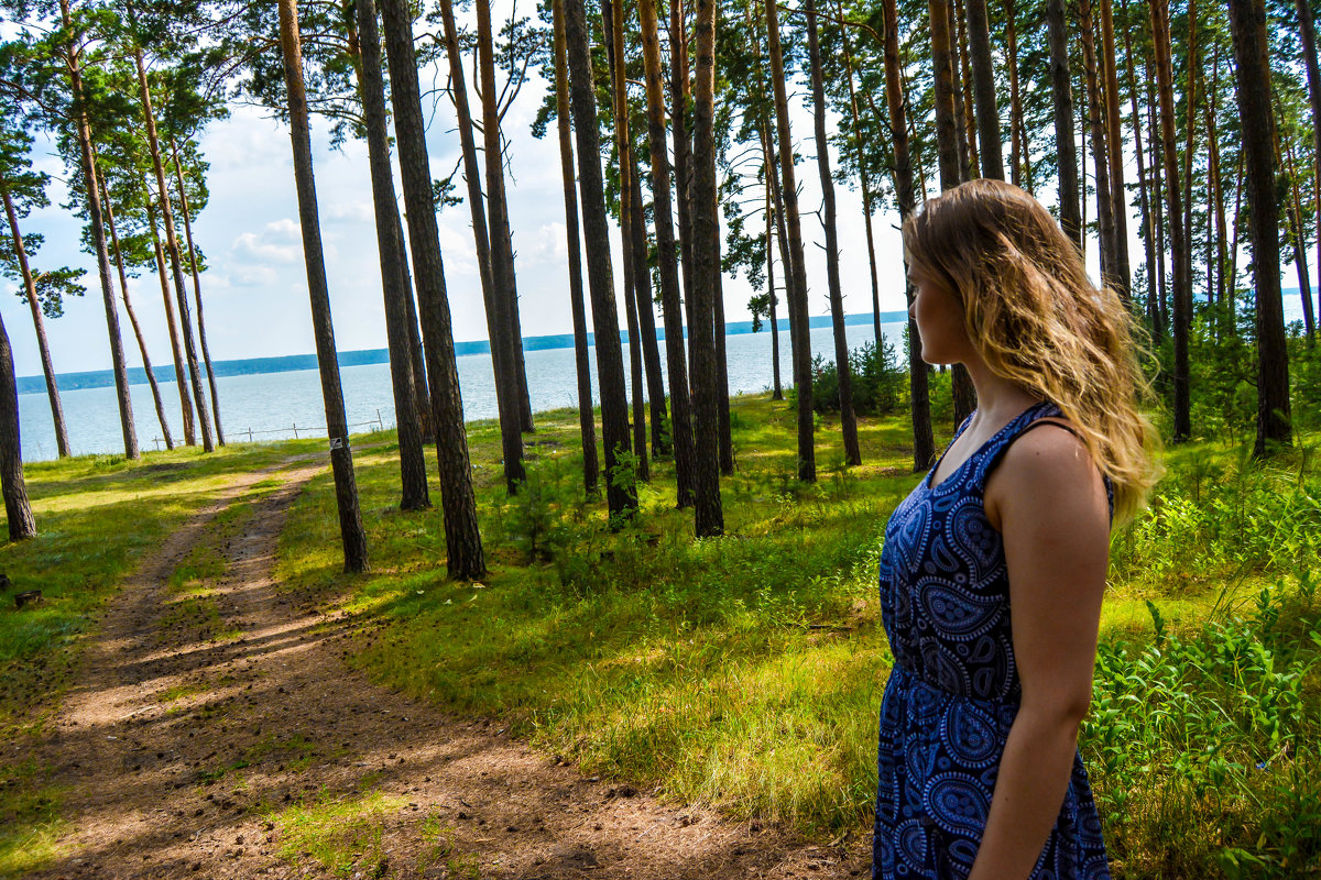 В Ордынском лесу,стоит девушка и смотрит на море - Света Кондрашова