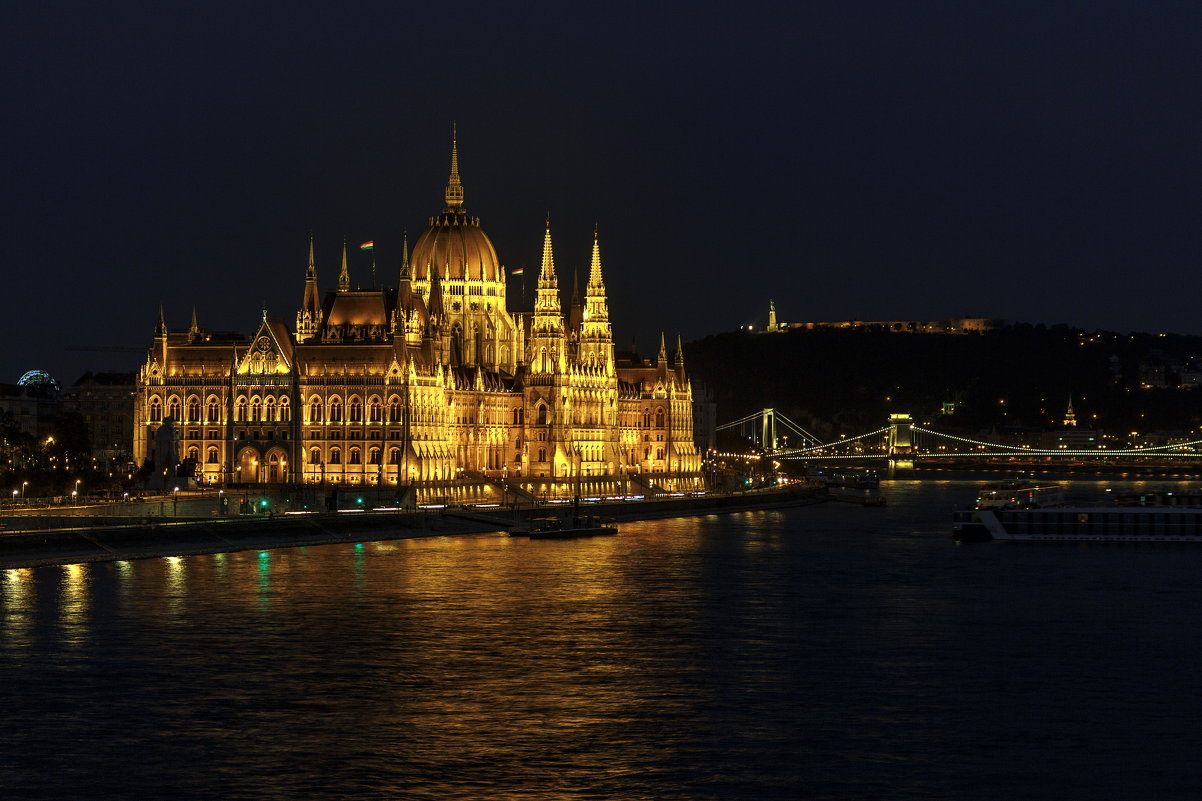 Здание венгерского парламента на берегу Дуная - Вадим *