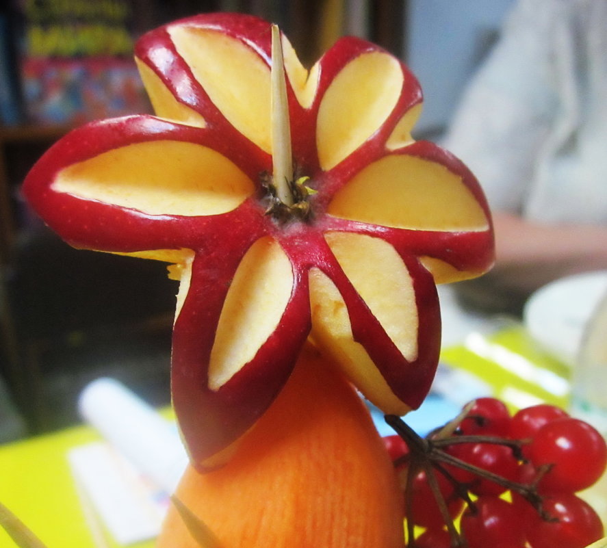 Цветок из яблока. Украшения из фруктов. Flower of apple Decoration of fruit