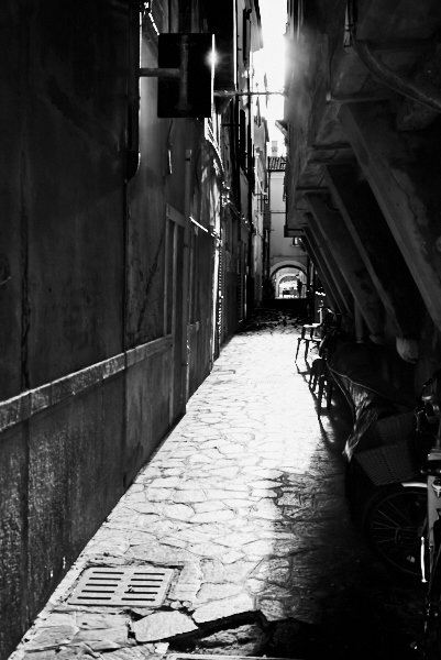 Солнечный луч в переулке - Андрей Крючков