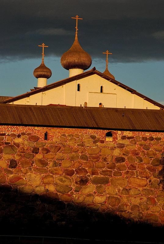 У стены Соловецкого монастыря - Валерий Толмачев