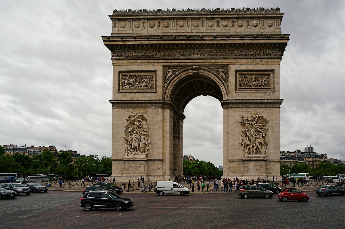 Прогулка по Парижу... Триумфальная арка... - igor 