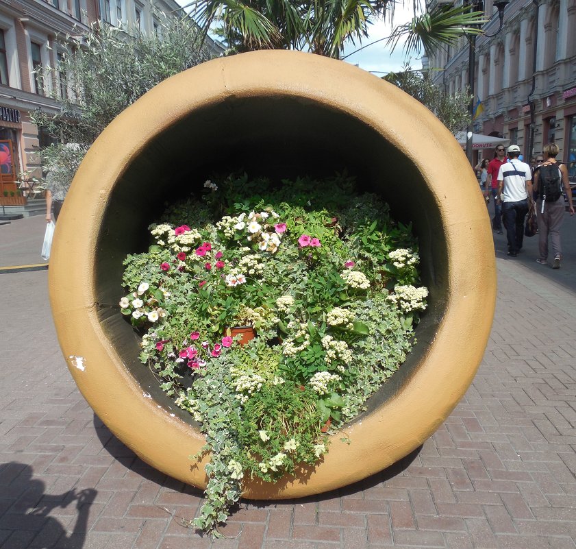 Уличная ваза с цветами - Мила 