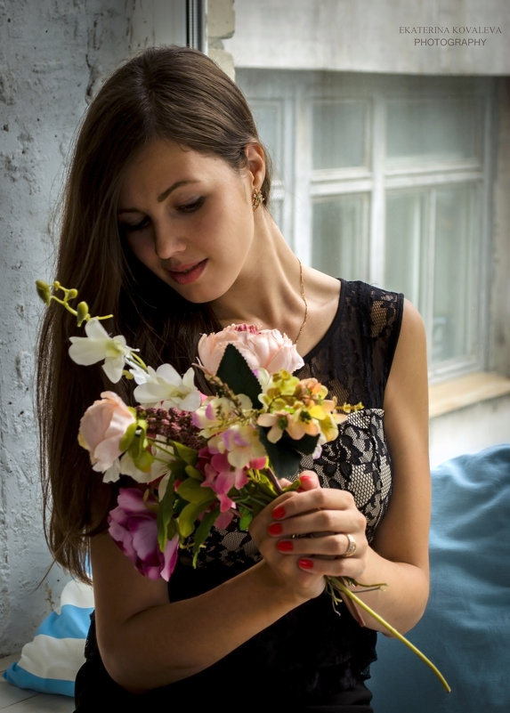 Красивая девушка с цветами на окне - Екатерина Ковалёва