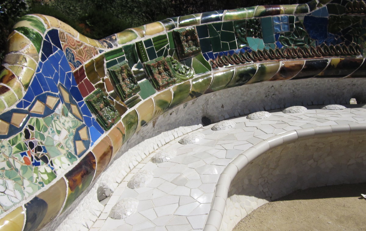 Барселона. Парк Гуэль архитектора Гауди. Знаменитая мозаичная скамья (фрагмент) - татьяна 