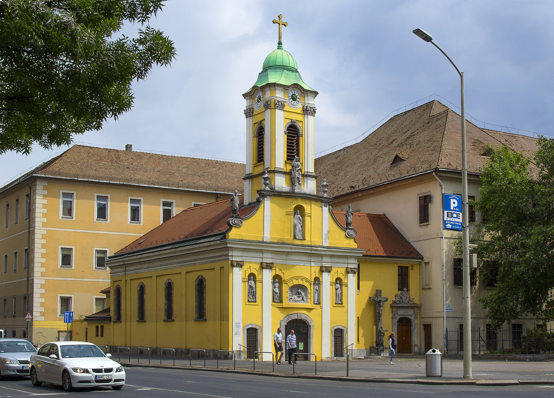 Небольшой католический храм на улице Будапешта. - Cергей Павлович