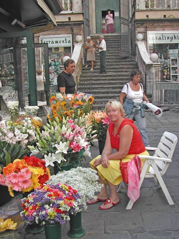Цветочный магазин возле цепкви - Tata Wolf