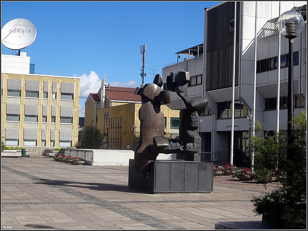 Памятник перед новой городской ратушей - Вера 