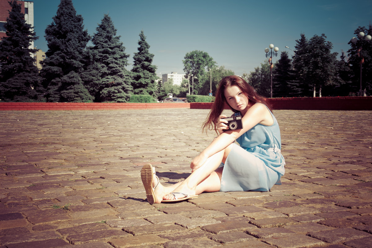Девушка с фотоаппаратом на площади - Дмитрий Кузнецов