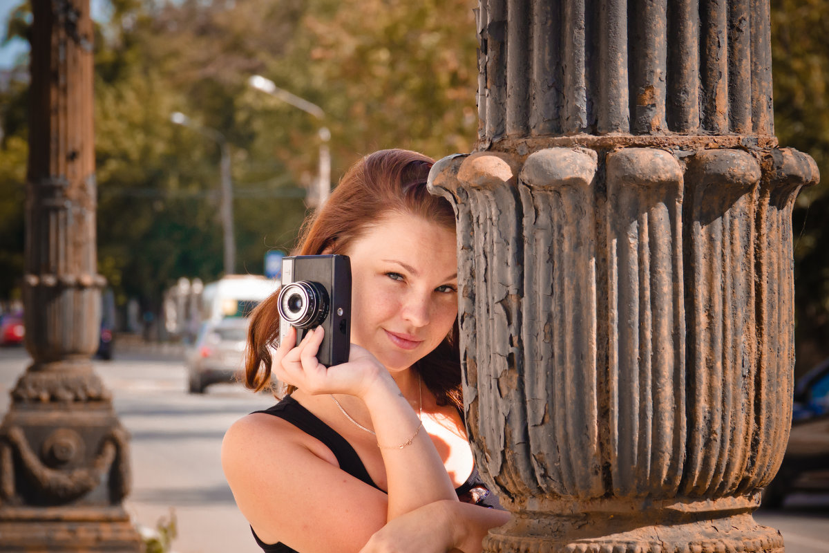 Девушка с фотоаппаратом в городе - Дмитрий Кузнецов