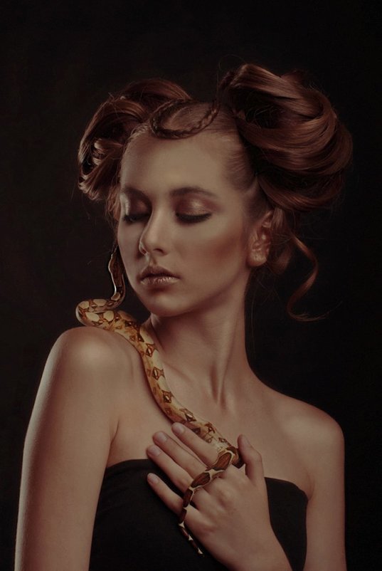 девушка со змеей - Наталья Коржова