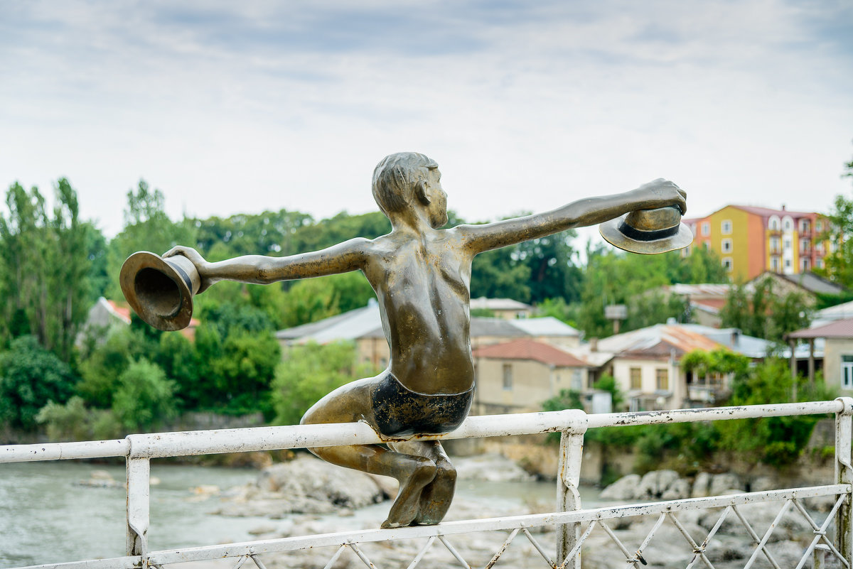 Кутаиси. Статуя мальчика на Белом мосту через реку Риони. - Сергей Михайлов