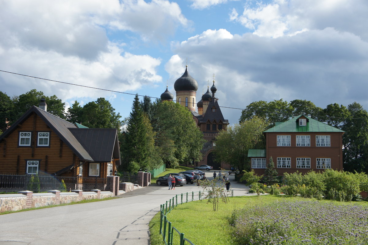 Пюхтицкий Успенский монастырь расположен на Богородицкой горе возле деревни Куремяэ в Эстонии - Елена Павлова (Смолова)