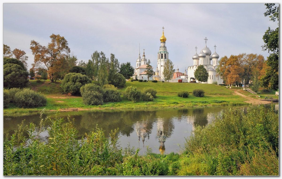 Храм Церковь на берегу реки Подмосковье