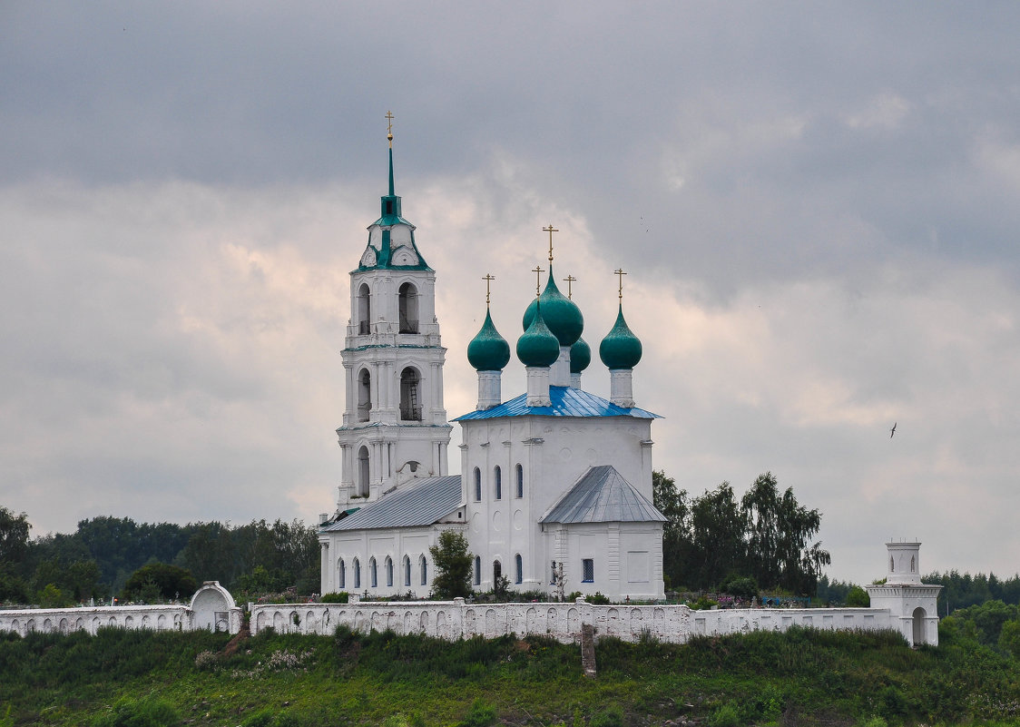 Церковь на берегу реки река Волга