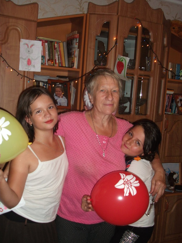 2 внучки и любимая бабуля - Валерия 