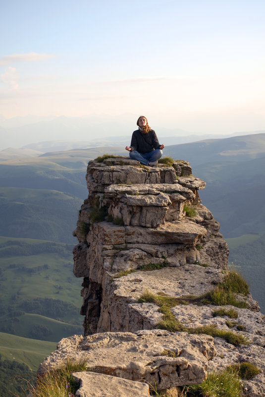 Вечерняя медитация на скальном выступе. Большой Бермамыт. Высота более 2500 м. - Vladimir 070549 