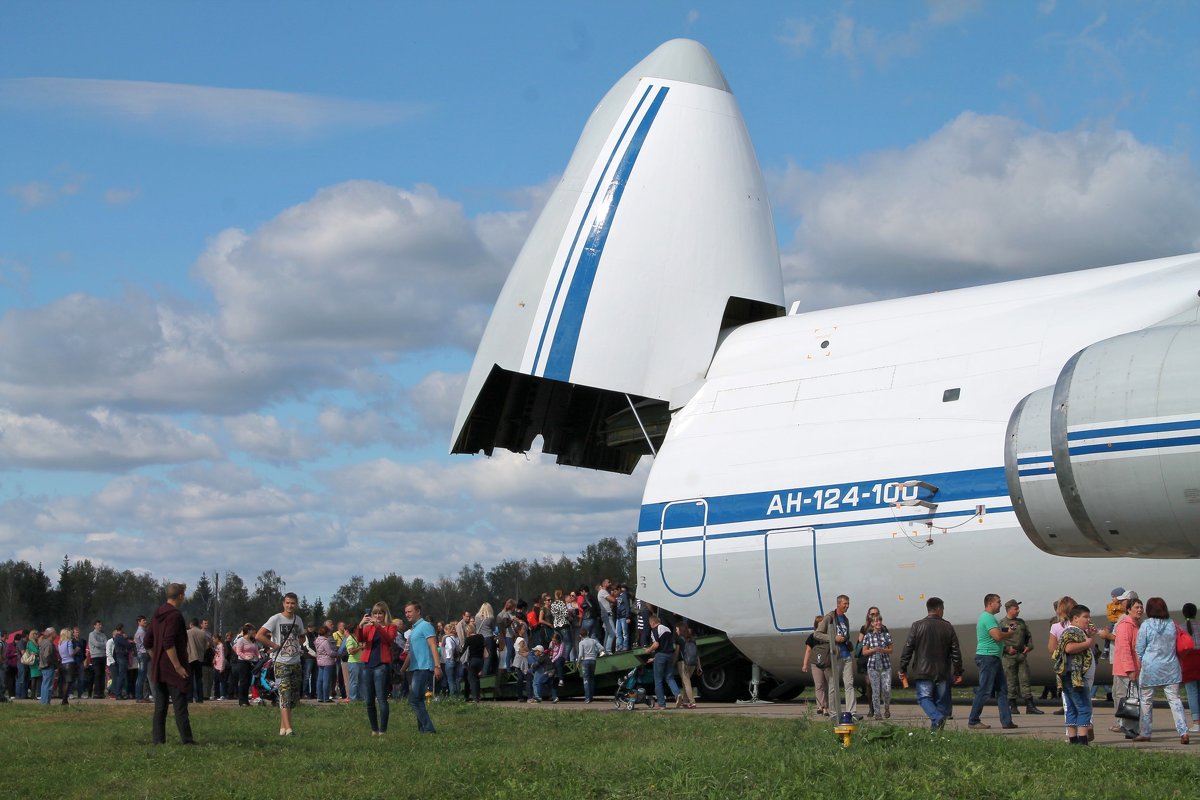 Самолет Ан-124-100 «Руслан». Очередь на экскурсию в кабину экипажа. - Анастасия Яковлева