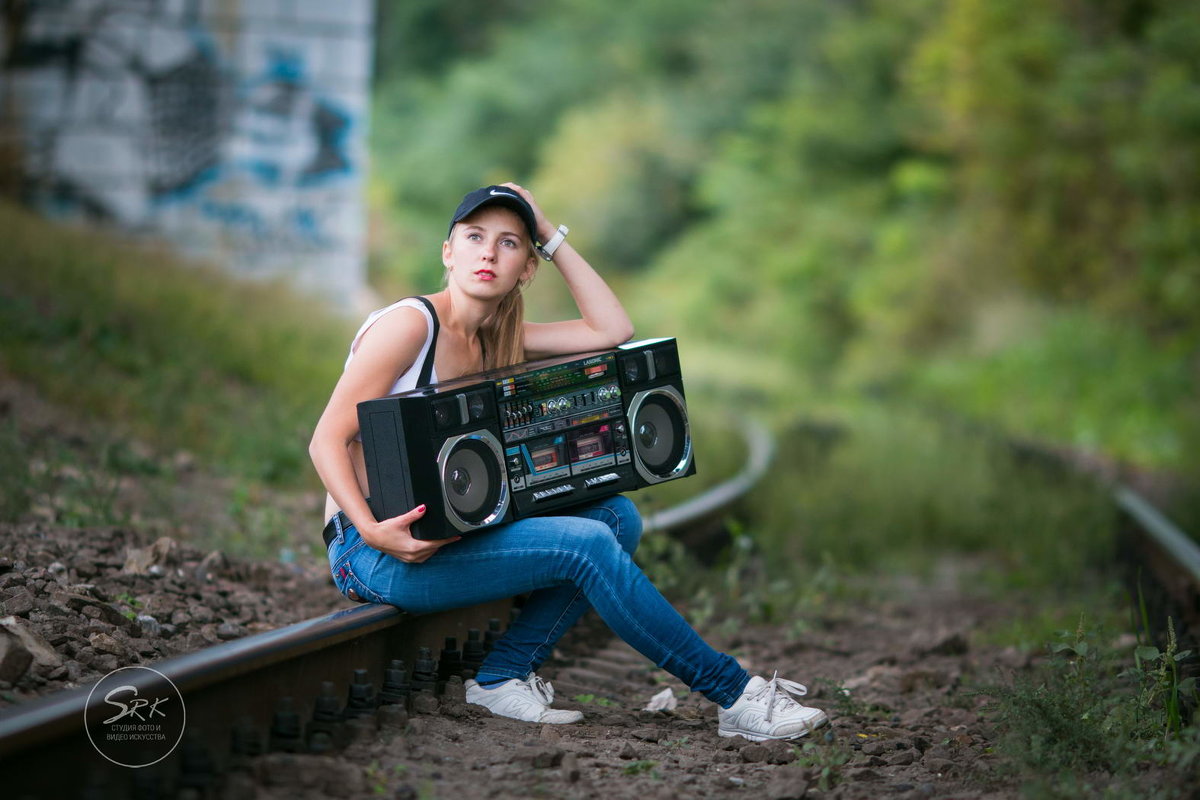 Девушка с магнитофоном. Граффити. Фотограф Руслан Кокорев. - Руслан Кокорев