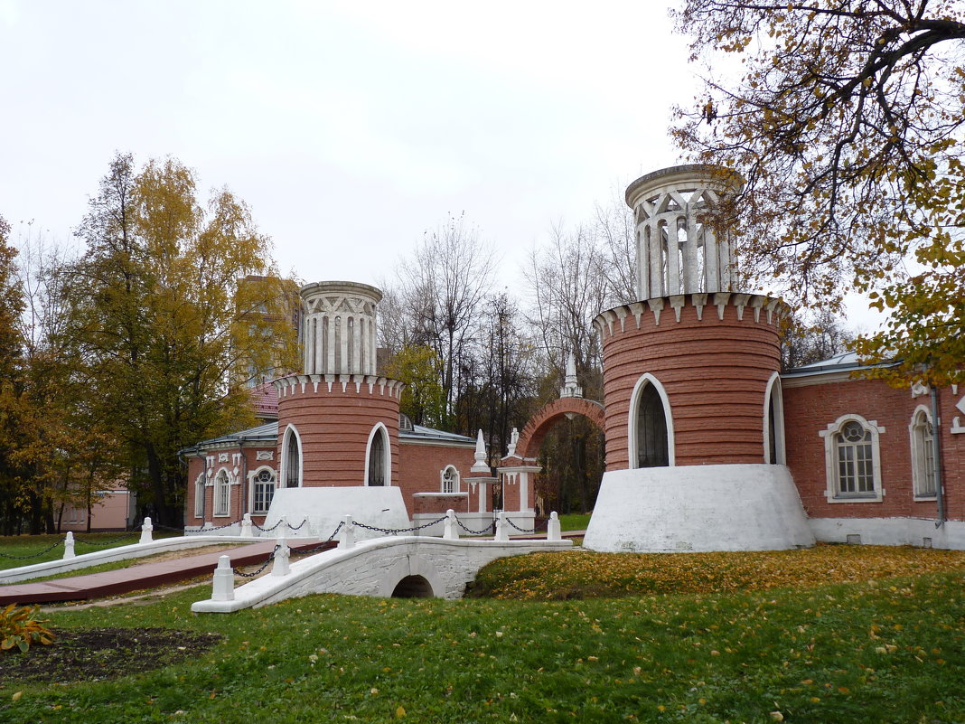 Главный въезд в усадьбу " Воронцово". Две башни с караульнями, XVIII век. - Galina Leskova