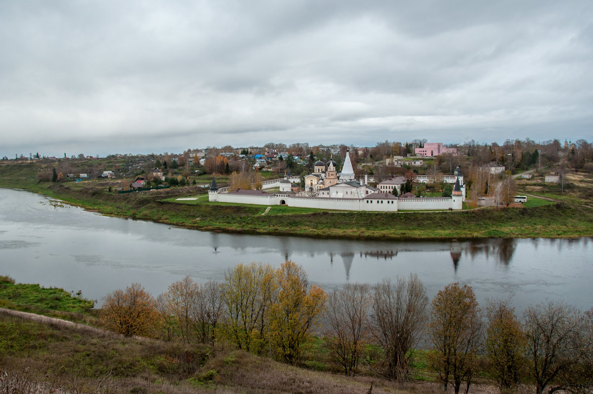 Старица. Вид на Успенский монастырь с вала древнего городища - Alexander Petrukhin 