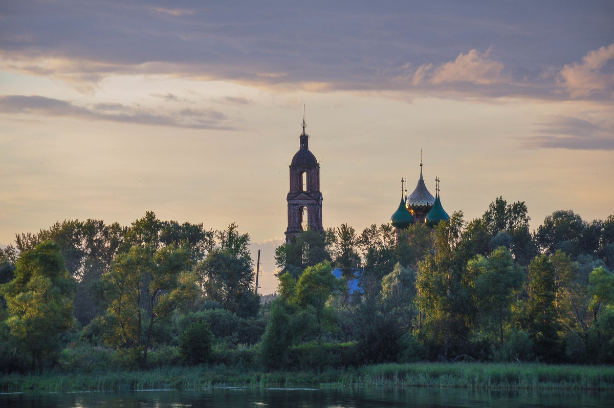 Старая церковь на берегу Волги - Сергей Тагиров