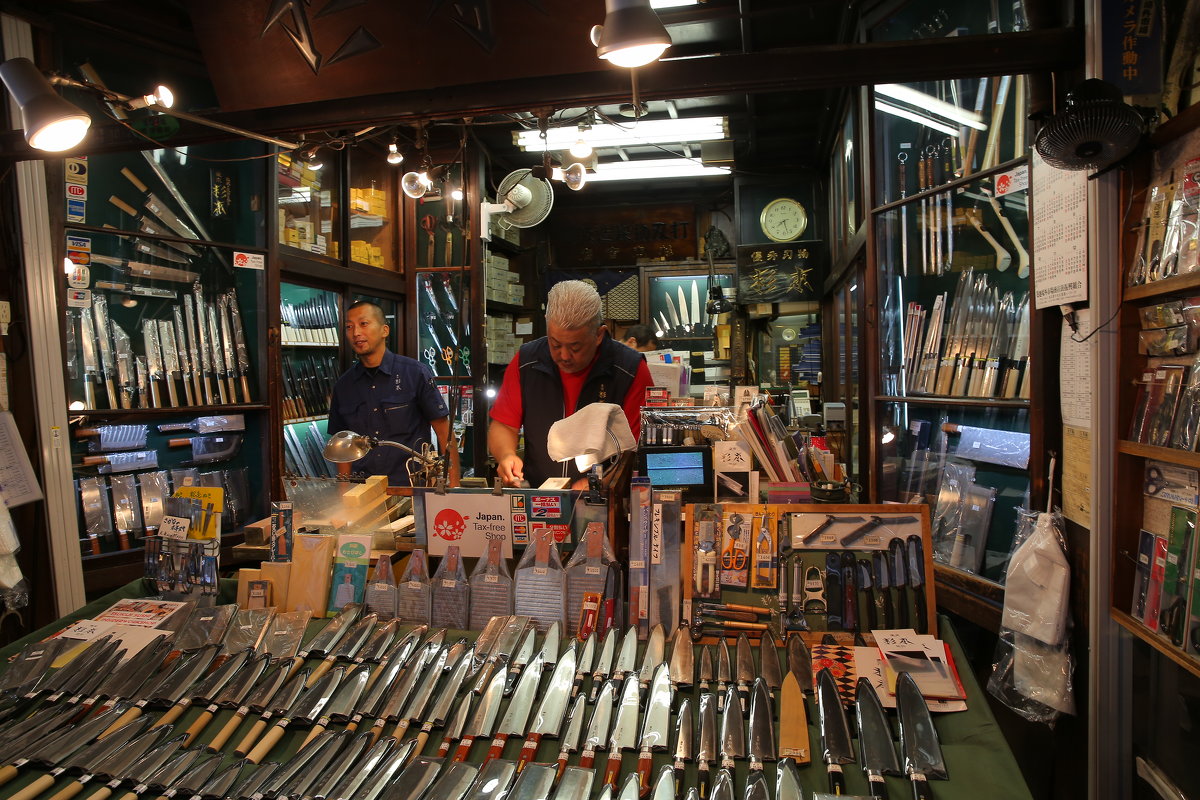 Продавец ножей. Лавка на рыбном рынке Цукидзи в Токио - Ilona An